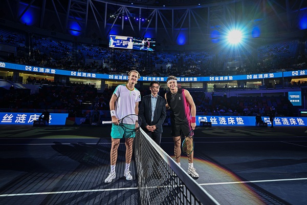 青岛主帅妻子发声：自己够优秀 还要有抵御外界干扰家庭完整的能力.